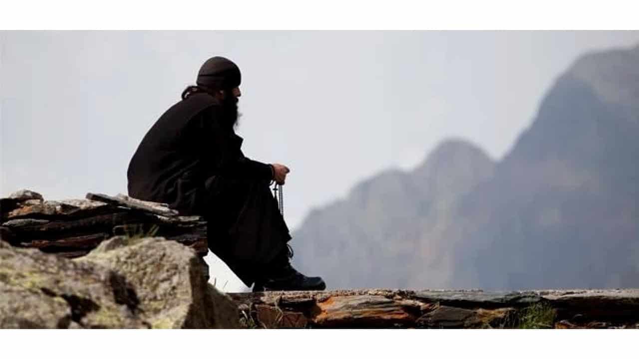 Монах в штанах читать. Православный монах. Одинокий монах. Монах отшельник. Гора монах.